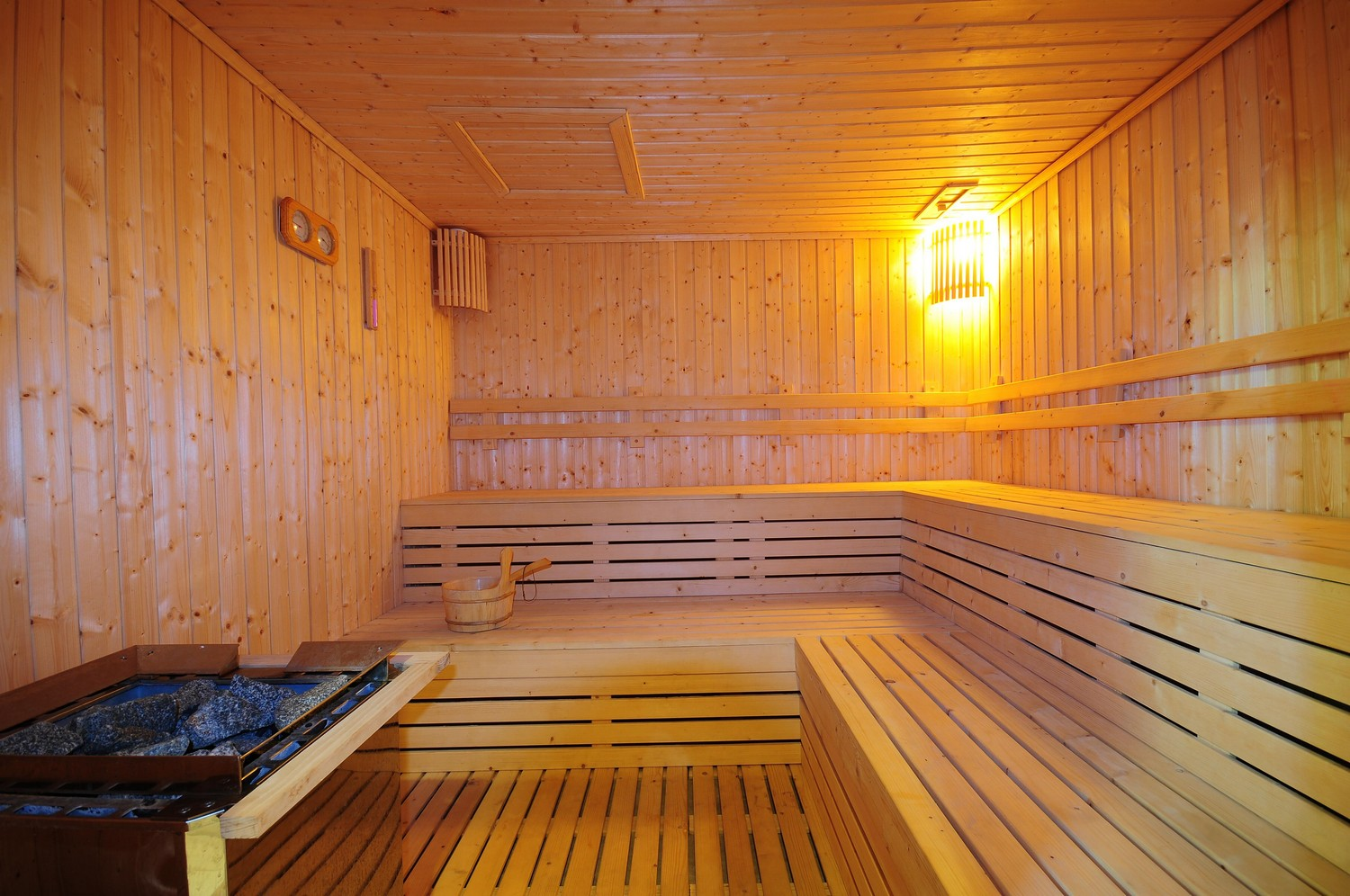 Phòng xông hơi khô truyền thống (sauna)